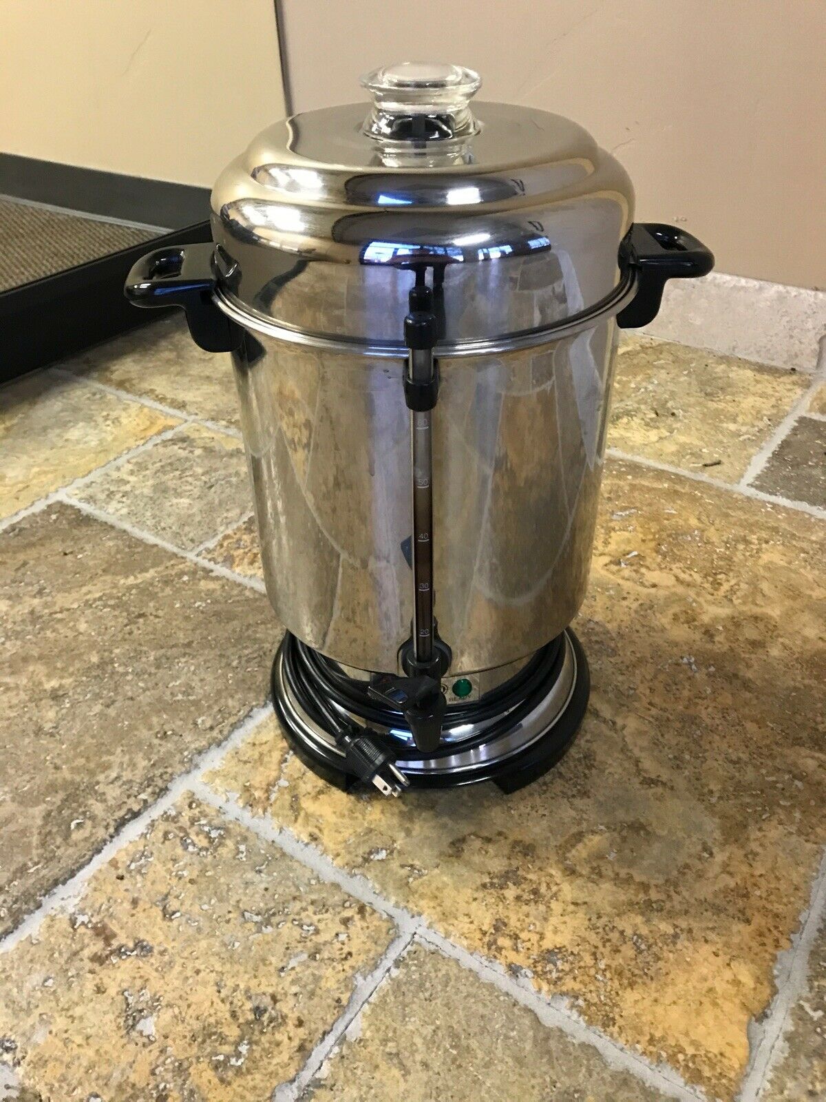 New DeLonghi Deluxe Stainless Steel Coffee Urn 60 Cup Model DCU62